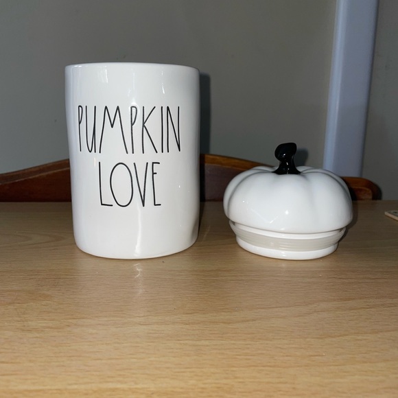 Rae Dunn PUMPKIN LOVE Candle with Pumpkin Topper - Picture 3 of 9